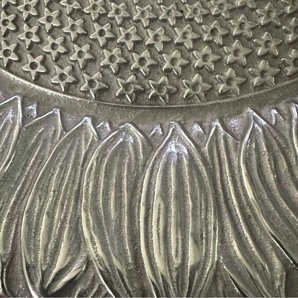Wilton Armetale  12 inch pewter embossed sunflower round serving tray. - Picture 6 of 7